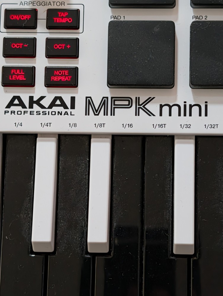 Akai Professional MPK mini MIDI Keyboard Controller 25 Synth Keys White USB