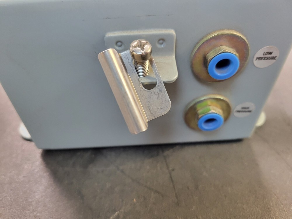 Dwyer 1824-10 Pressure Switch w/Enclosure.