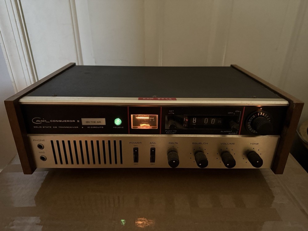 Vintage Courier Conqueror II CB Transceiver Radio Powers On Untested