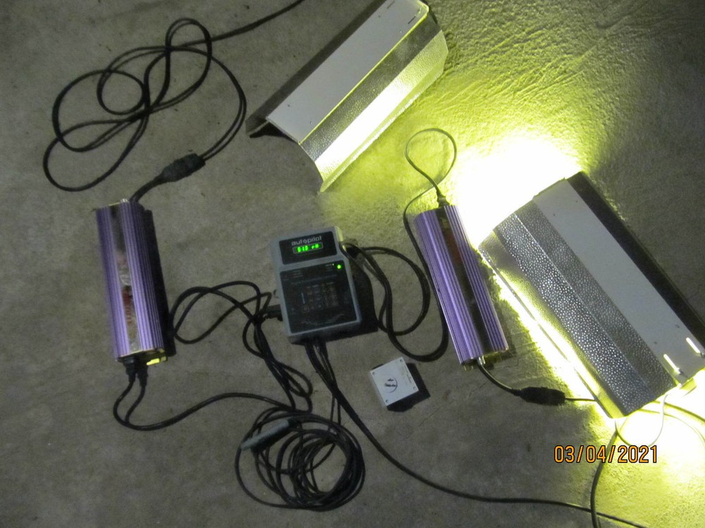 AUTO PILOT DIGITAL ENVIRONMENT CONTROLLER WITH APOLLO 1000 AND LIGHTS