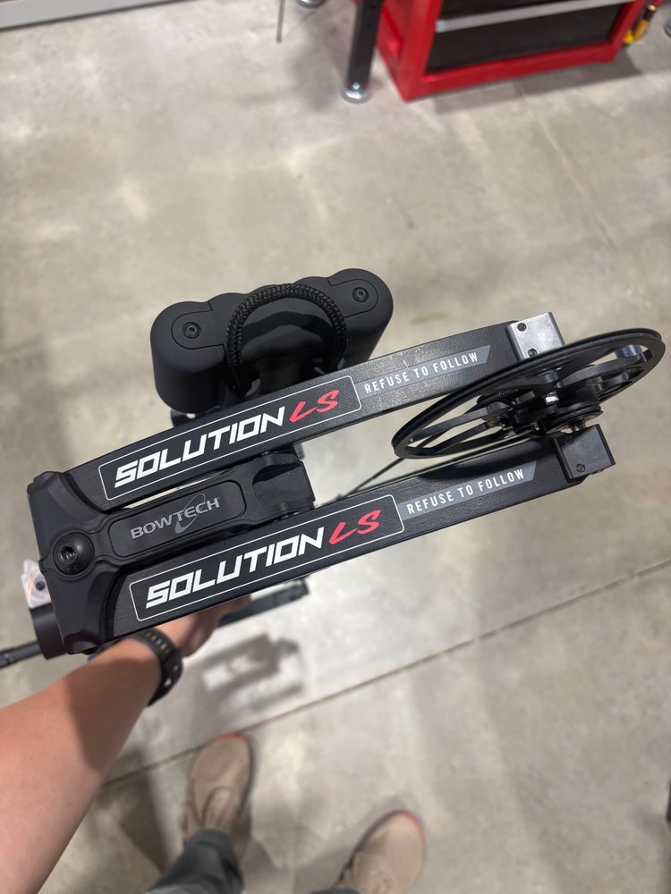 Used RH Bowtech Solution LS ready to hunt!