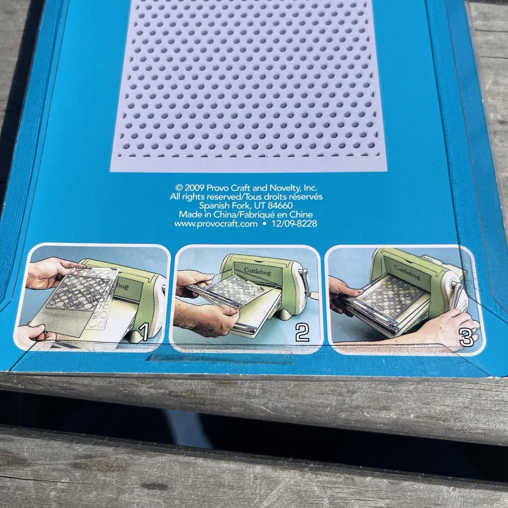 CUTTLEBUG Provo Craft Polka Dots 5x7 Embossing Folder #2000207