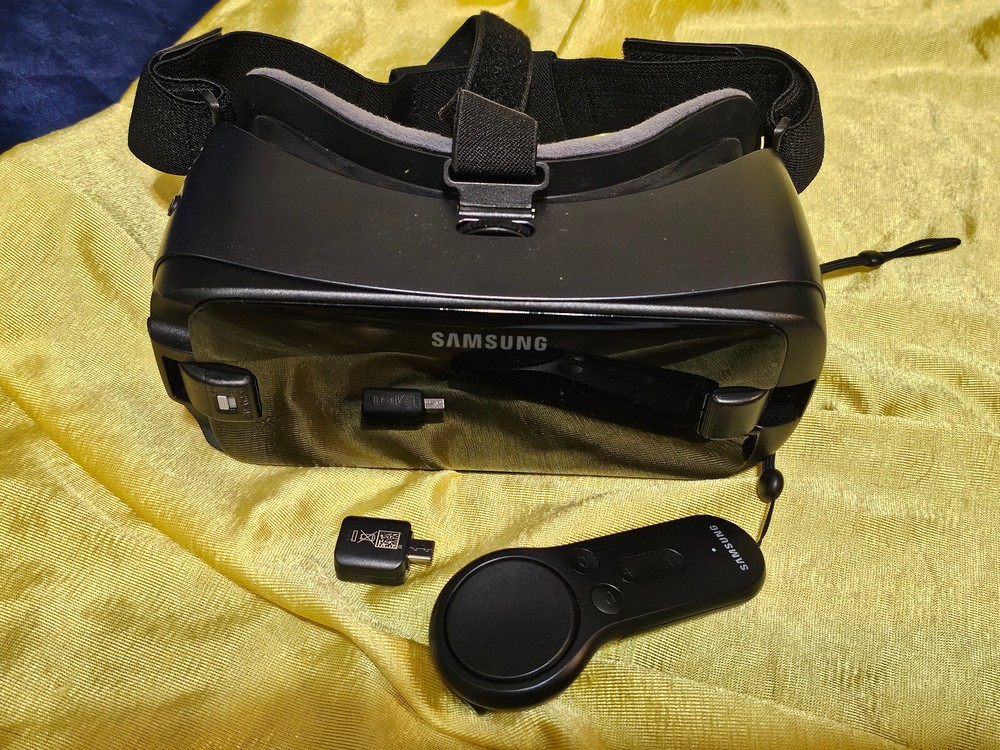 Samsung Gear VR with Accessories