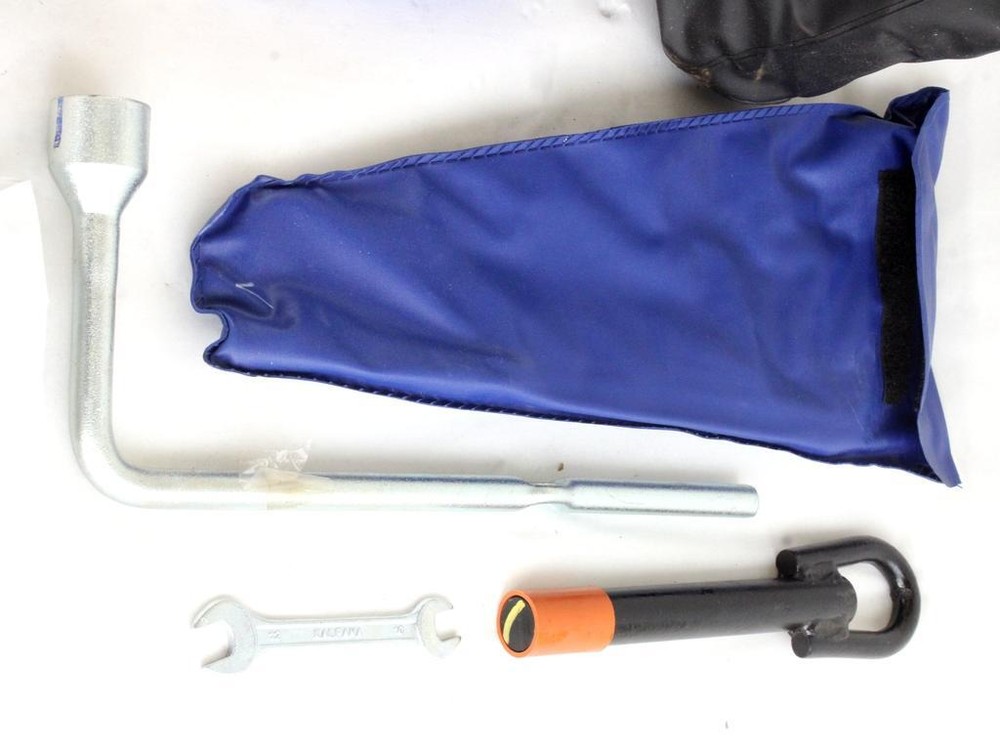 Emergency Triangle Kit First Aid With On Board Tools Mahindra Genio 2.2