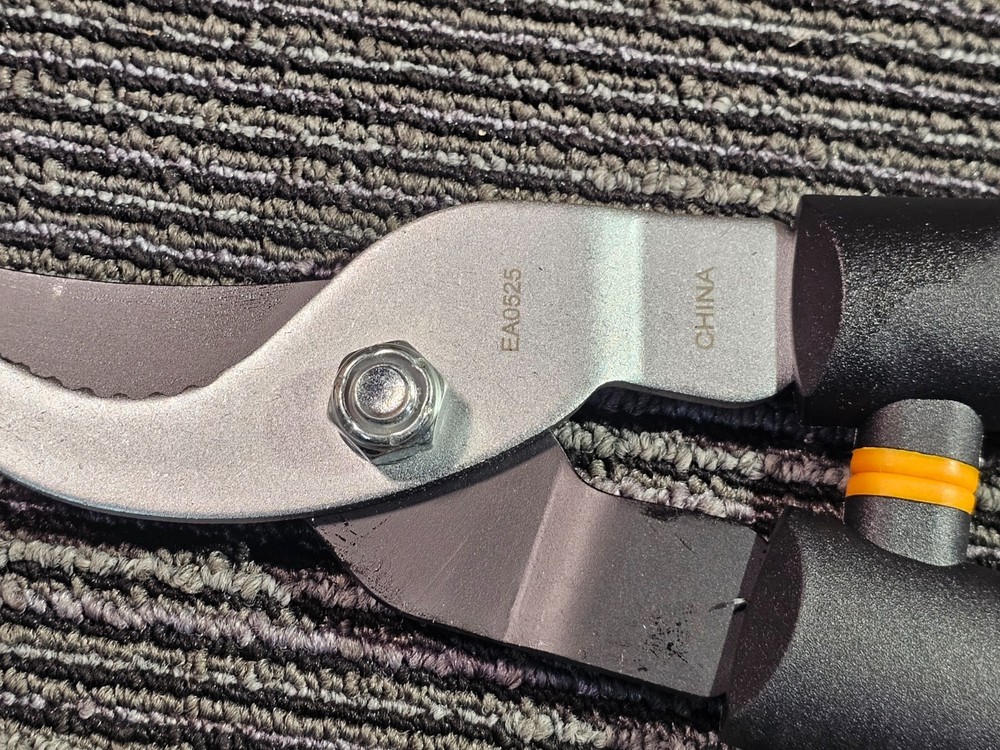 Fiskars 28" Loppers for Tree Trimming, Rust-Resistant Sharp Bypass Steel Blade