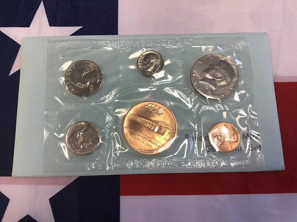 1981-P Official US Mint Souvenir Set with Envelope.