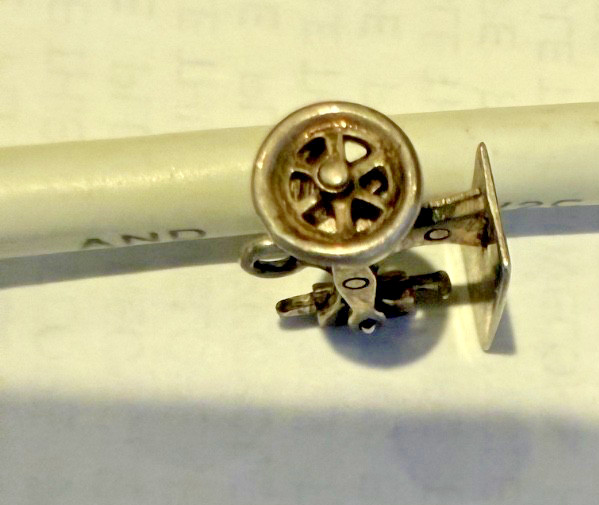 VINTAGE 40'S MOVABLE SEWING MACHINE STERLING CHARM openwork wheel