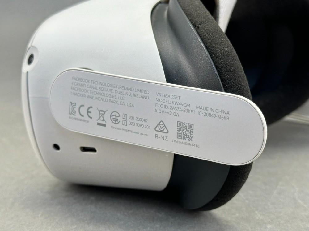 Oculus Quest 2 128GB VR HEADSET + Controllers