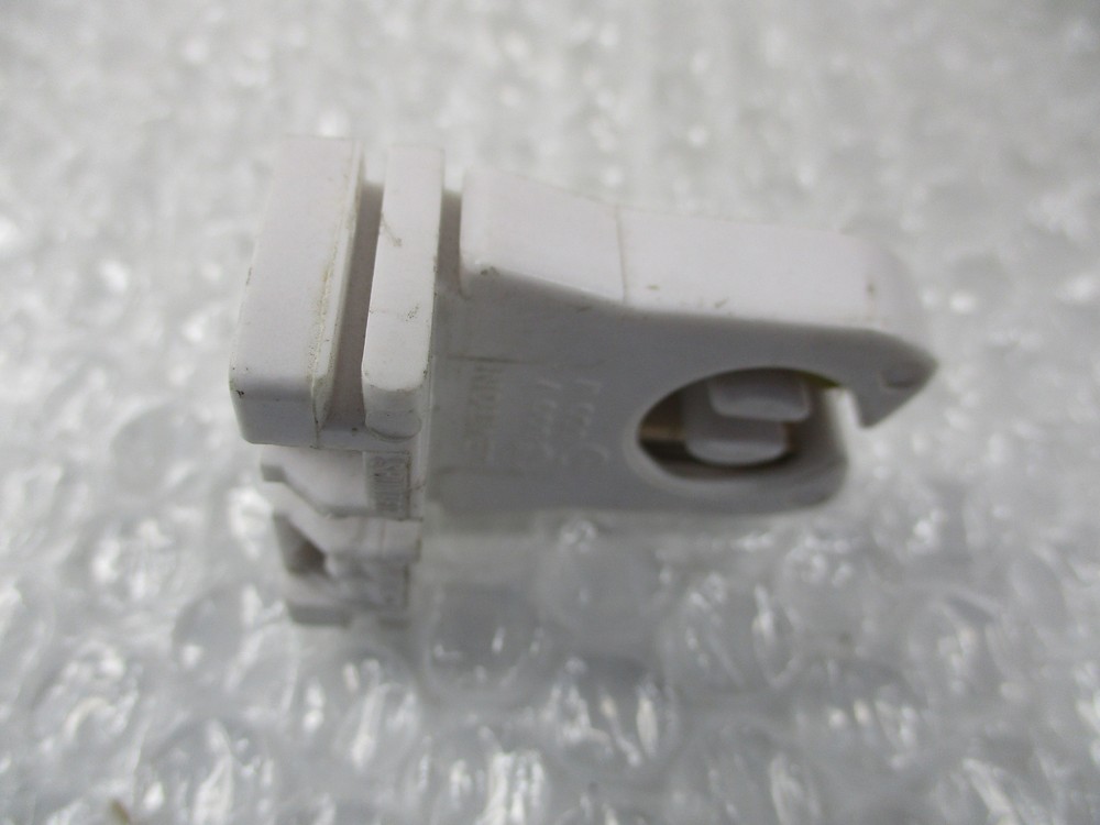 LEVITON 0D35YO LAMPHOLDER NSNP