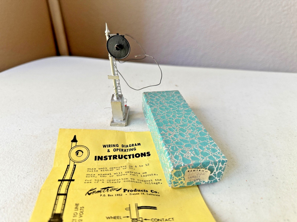 Kemtron #JI-332 HO Scale 4" Tall Target Signal