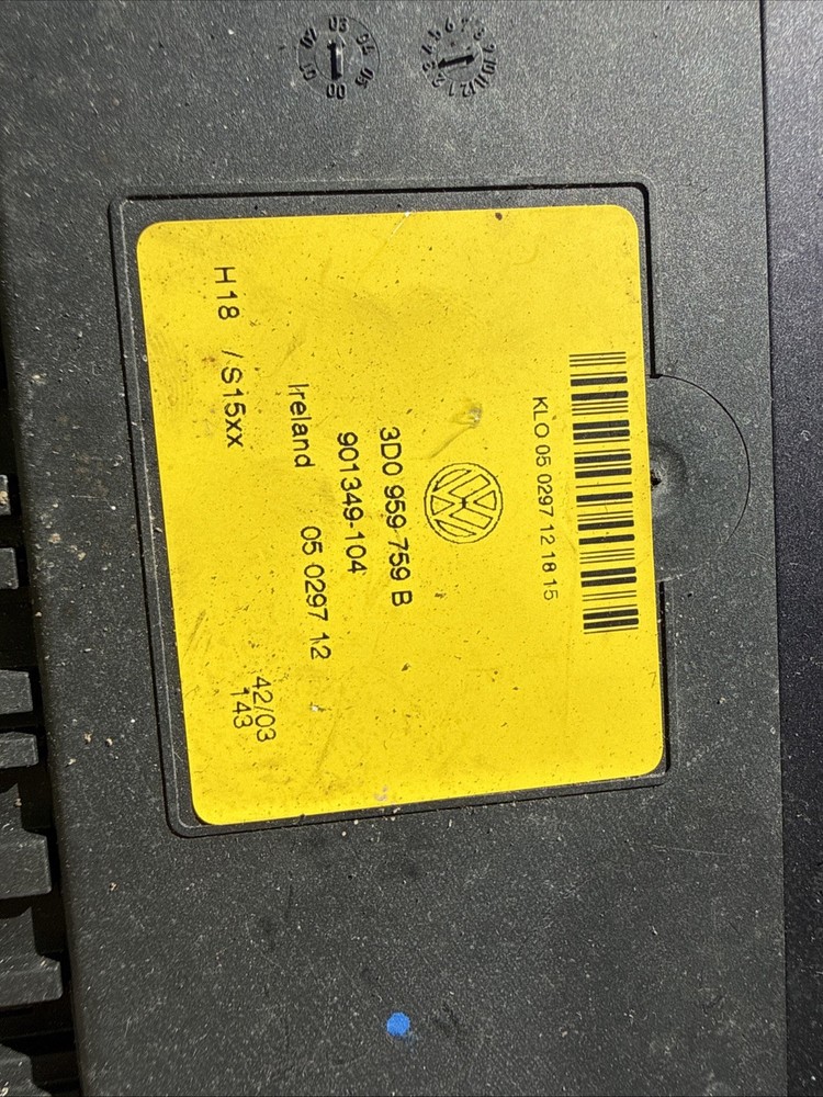 2004-2006 VW PHAETON Front Right SEAT / Backrest Control Module 3D0959759B V23