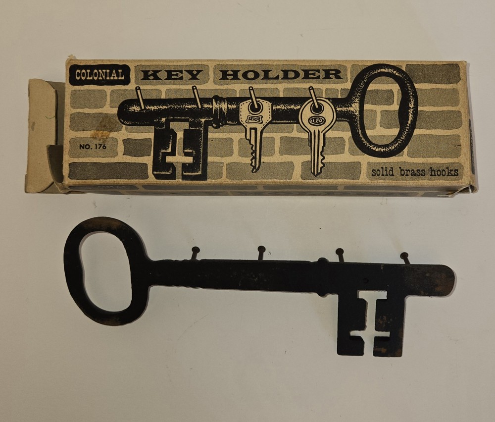 VINTAGE CAST IRON SKELETON KEY & ORIGINAL BOX HOLDER WALL MOUNT 4 HOOK KEYS
