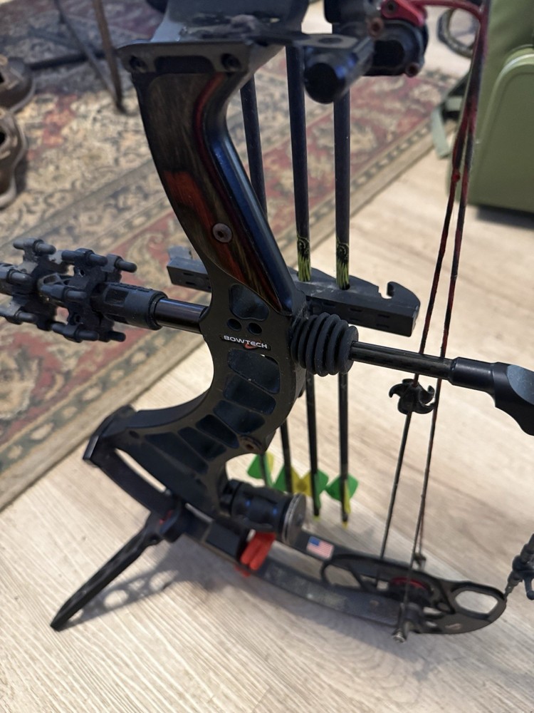 Bowtech Insanity cpx rt hand 60 pounds great bow