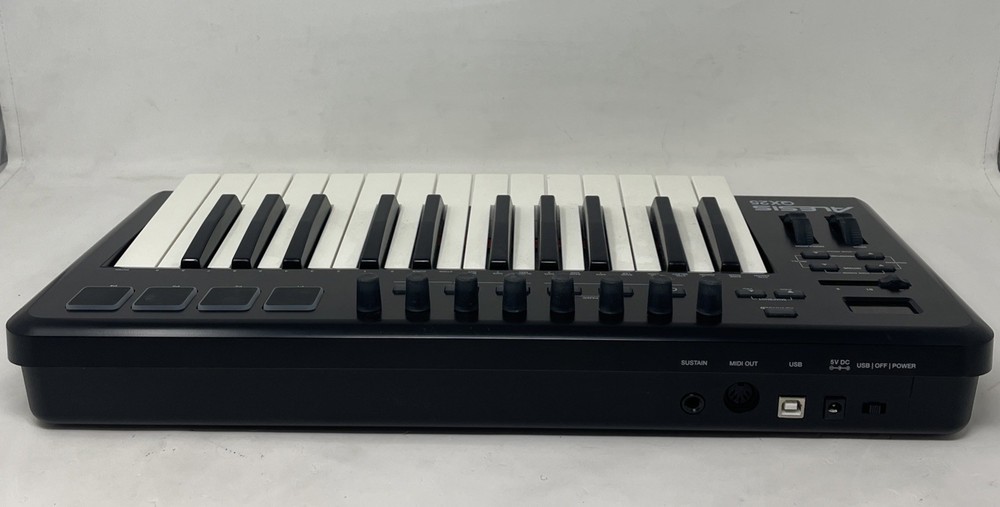 Alesis QX25 keyboard controller in great condition