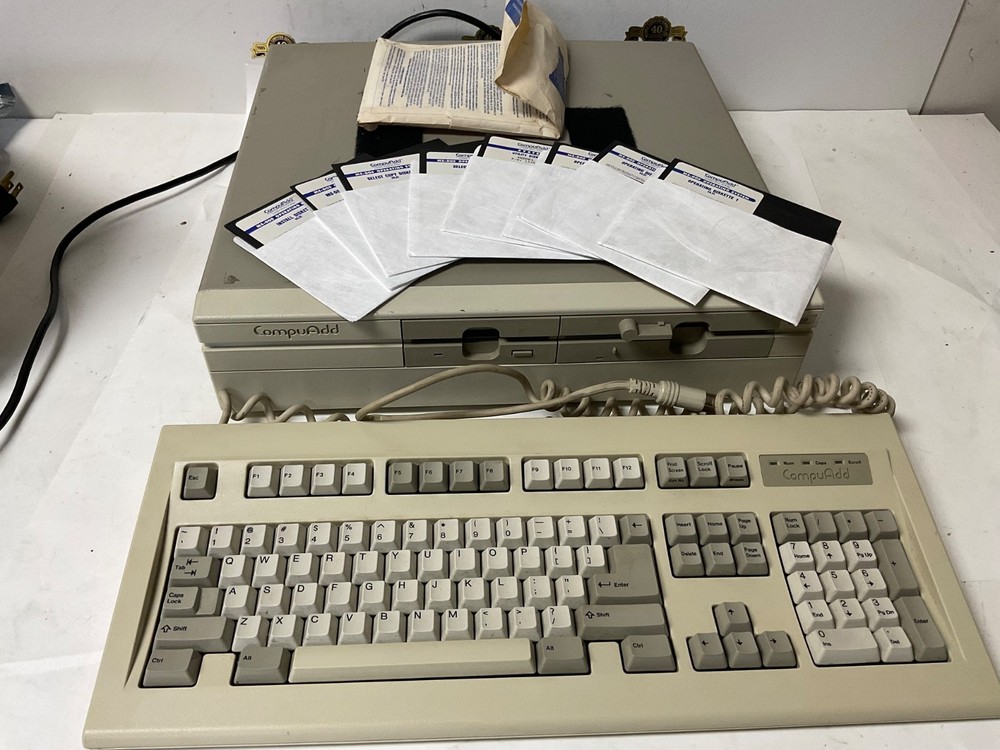 CompuAdd 810 Computer # 100921-0001 model A002 Keyboard Diskette powers up fine