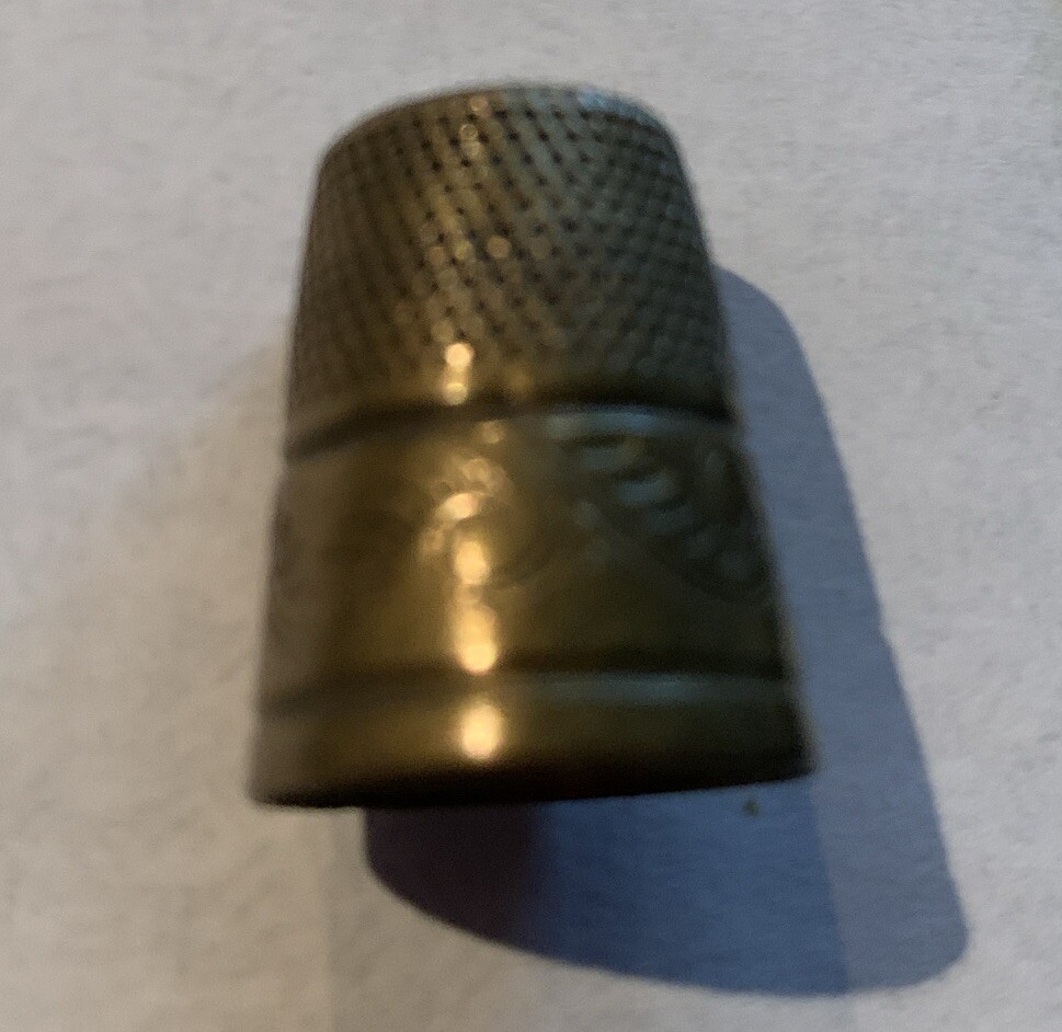 VINTAGE BRASS SEWING THIMBLE SCROLL DESIGN