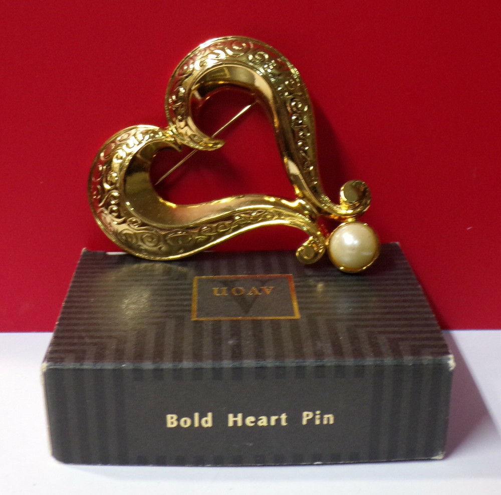 Avon BOLD HEART Gold Tone Lapel Hat Pin