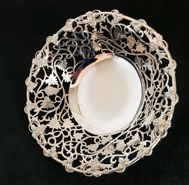 Vintage sterling silver Cake stand/compôte. Sheffield 1993 . By Huge Crawshaw