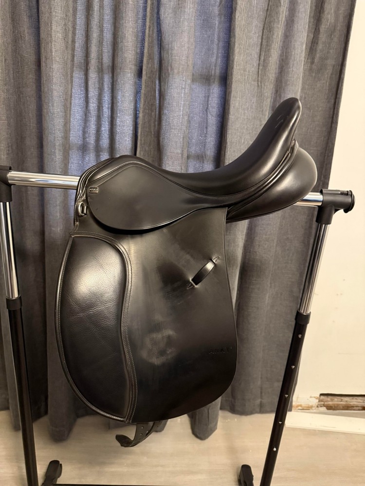 Black - 17.5" Medium Tree Anky Dressage Saddle