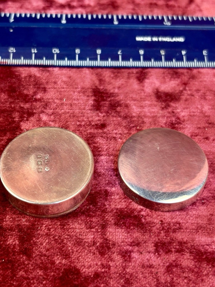 A Lovely Solid Silver Hallmarked Pill Box. Detachable Lid. 1925. Gilt Interior.