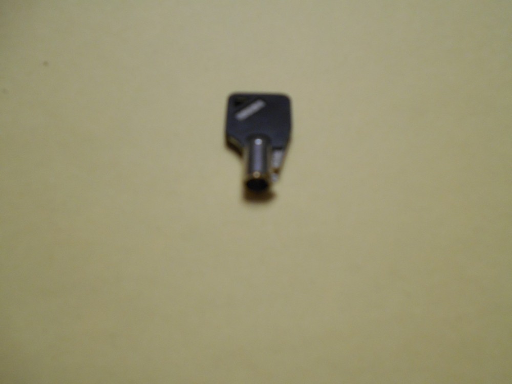 *UNKNOWN BRAND TOOL BOX LOCK KEY 042