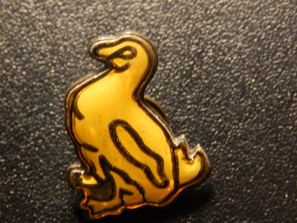 YELLOW DUCK PINBACK! WW118DXX