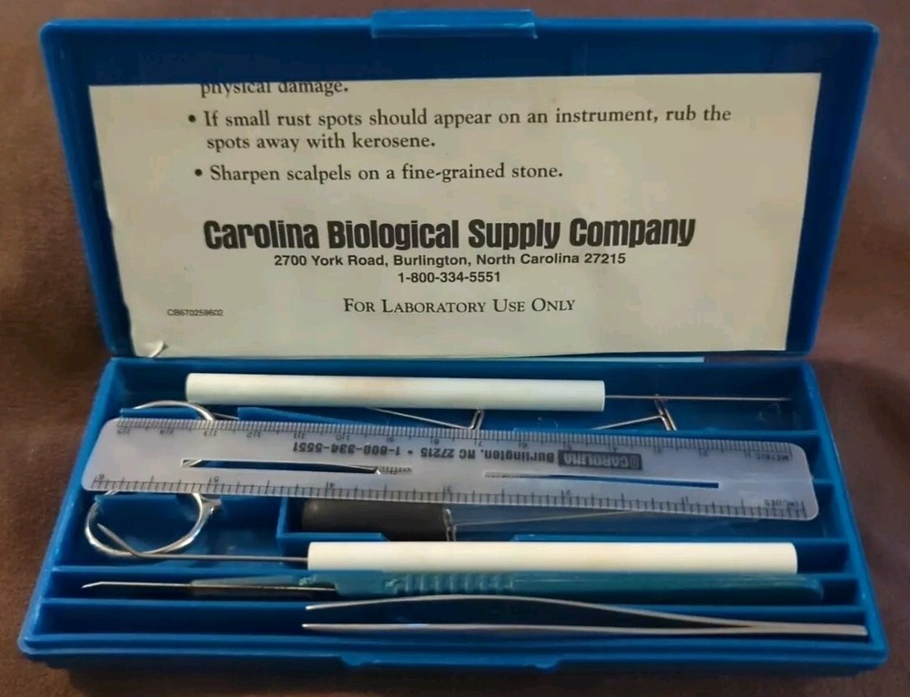Carolina Biological Supply Co. Dissecting Kit.