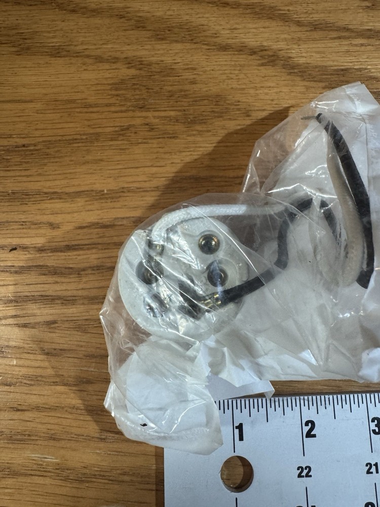 Leviton 70045 Porcelain Keyless Lampholder Socket Medium Base