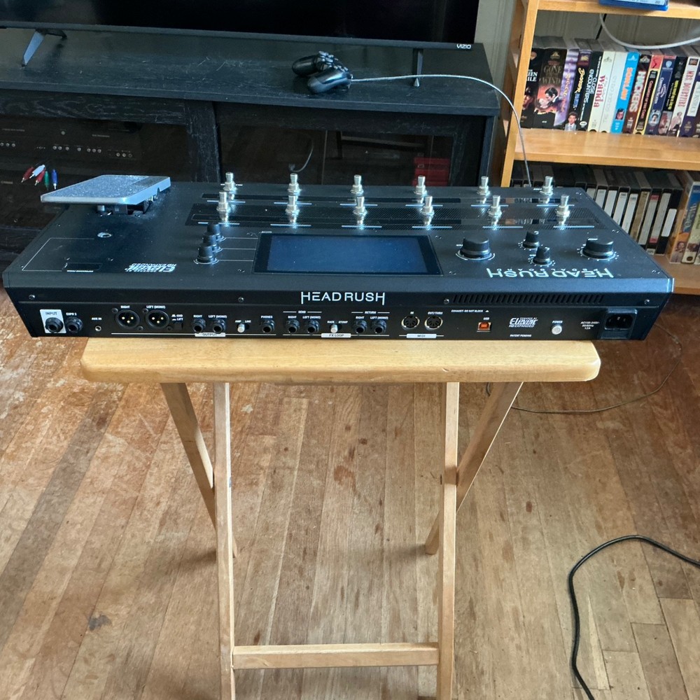 HeadRush Pedalboard Amp Modeler Multi Effects Touchscreen Looper Excellent