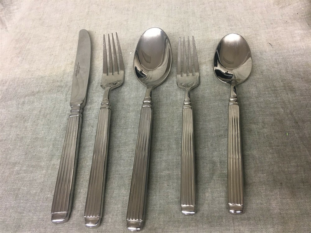 5 Piece Place Setting Hampton Silversmith's Monument Stainless