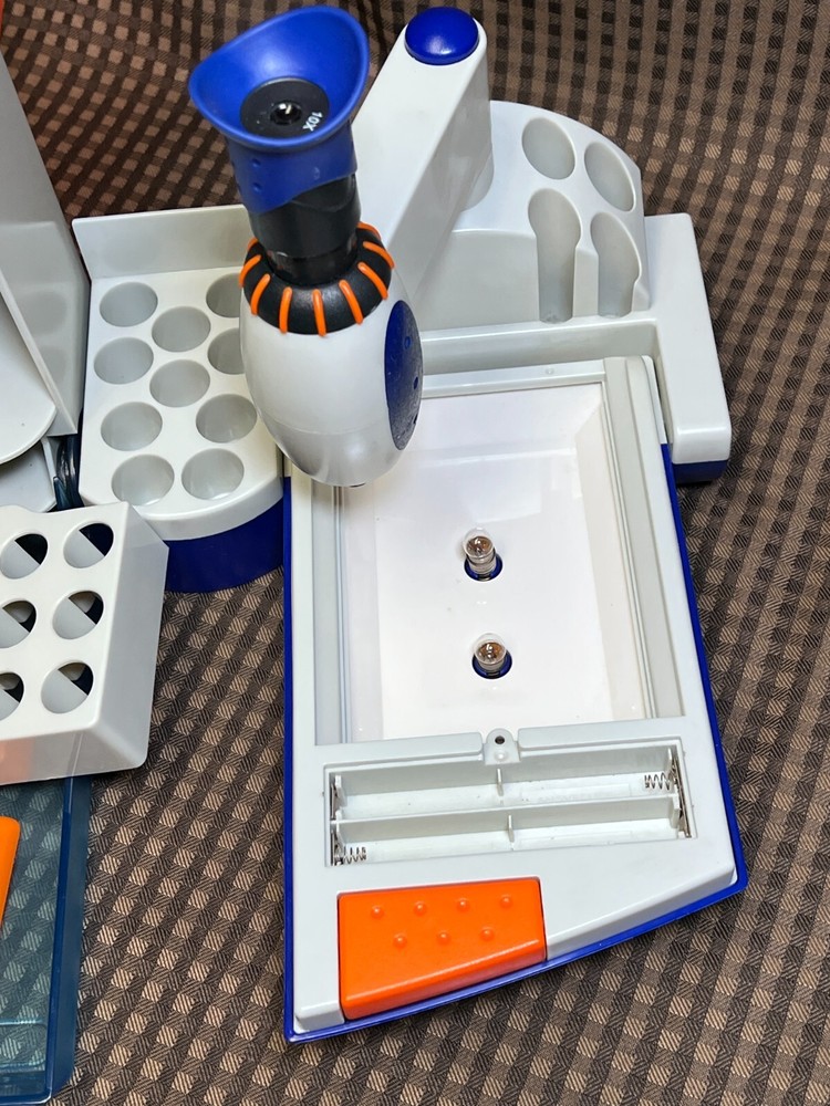 2002 Discovery Kids Ultimate Forensics Science Whodunit? Lab Kit Microscope Set