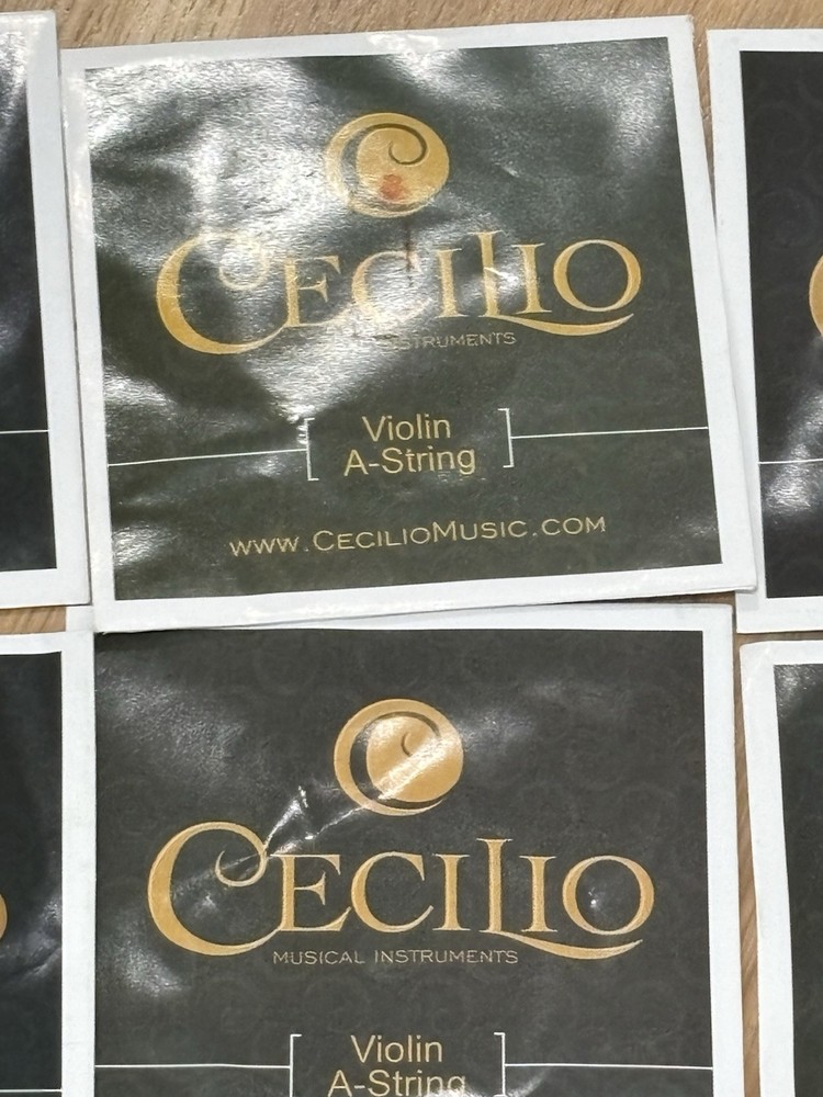 Cecelio Lightweight 4/4 Full Violin Case with replacement Strings (red Velvet)