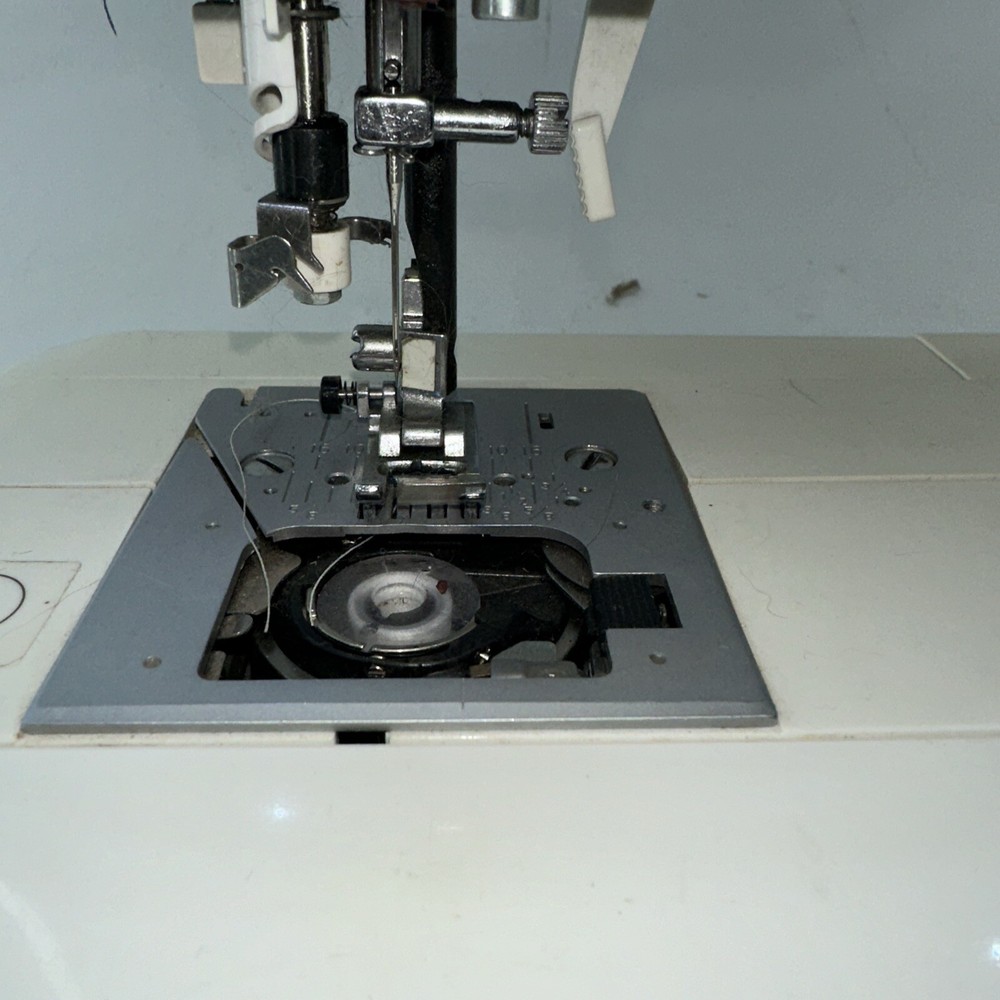 Singer 8763 Curvy Electronic Sewing Machine Read Description
