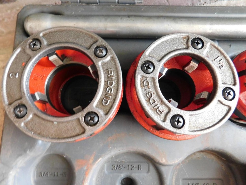 RIDGID 700 PIPE THREADER THREADING MACHINE WITH 6 DIES 1/2" TO 2" WITH CASE