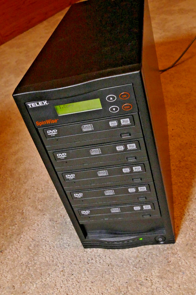 CD/DVD Disc Duplicator Copier with 6 Drive Bays - 1 empty bay, 5 drives