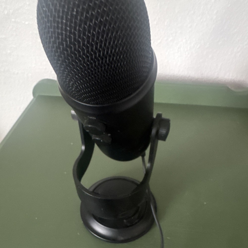 Blue Yeti USB Microphone Black Mute Volume Gain Multiple Polar Patterns