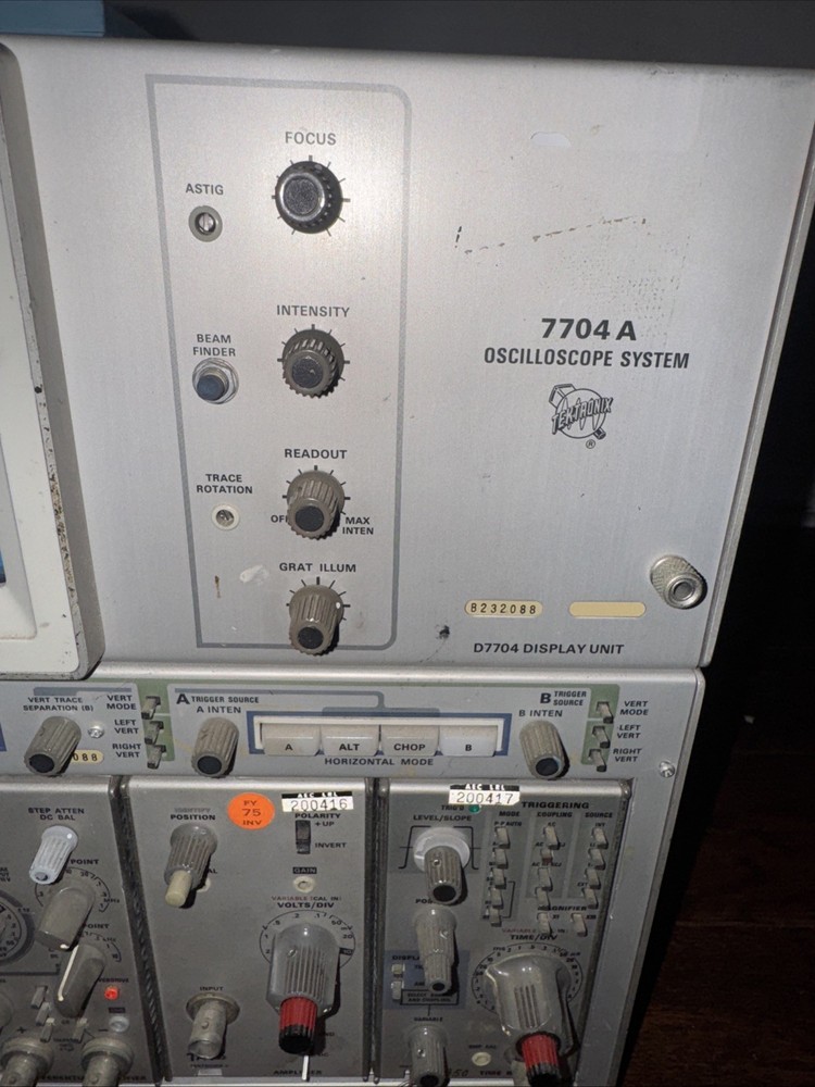 Tektronix 7704A Analog Oscilloscope System (powers On) Un-tested