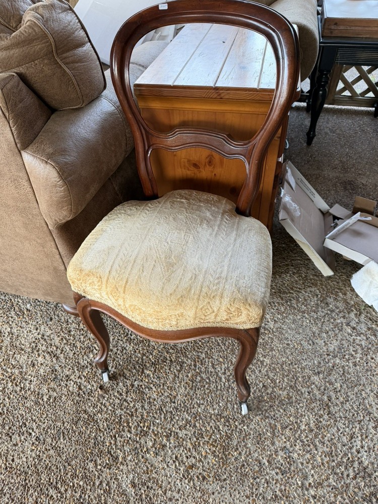 Ballon back chair