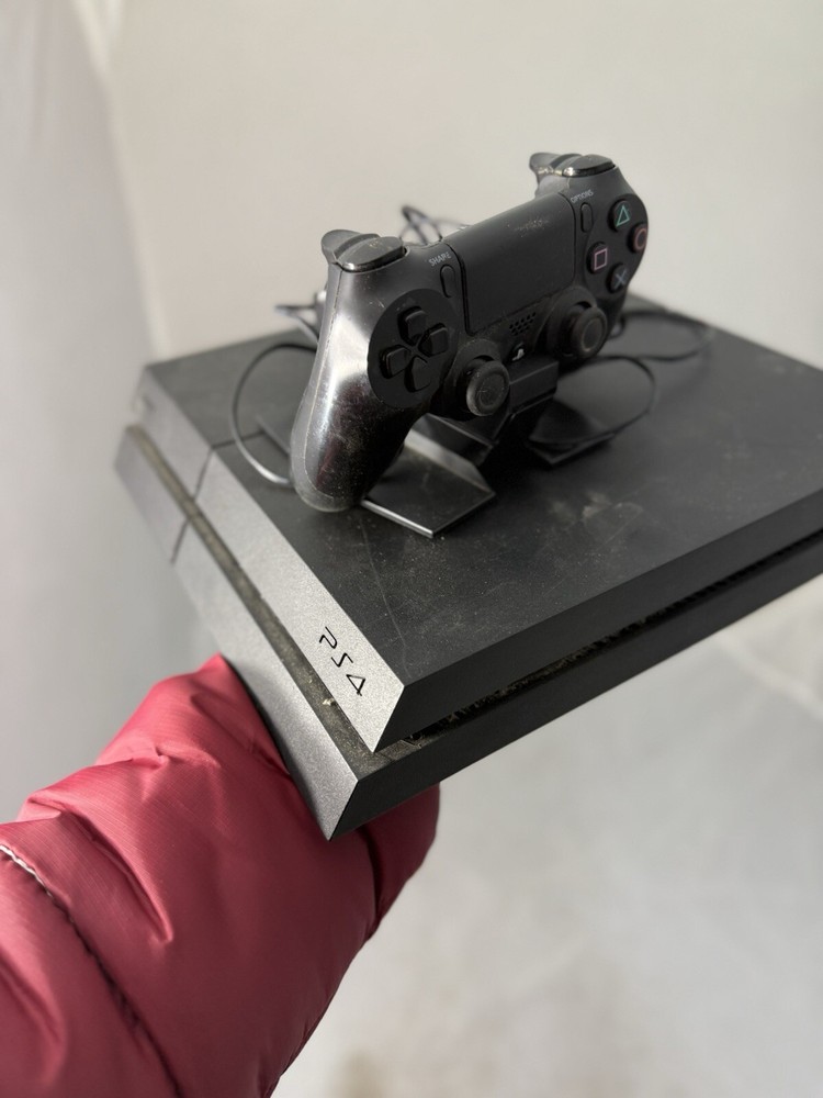 PS4 With Controller And Charging Stand (NO POWER CORD)