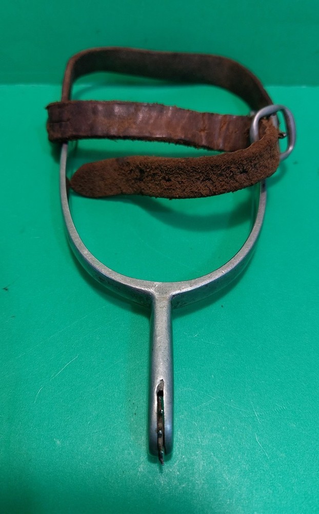 SINGLE ANTIQUE LONG SHANK NICKLE SPUR WITH LEATHER STRAP