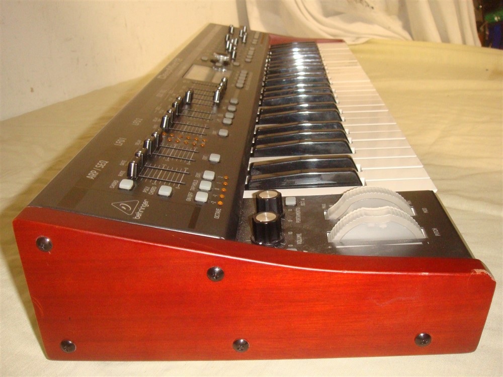 BEHRINGER DEEPMIND12 TRUE ANALOG 12-VOICE 49 KEY POLYPHONIC SYNTH -4 FX ENGINES