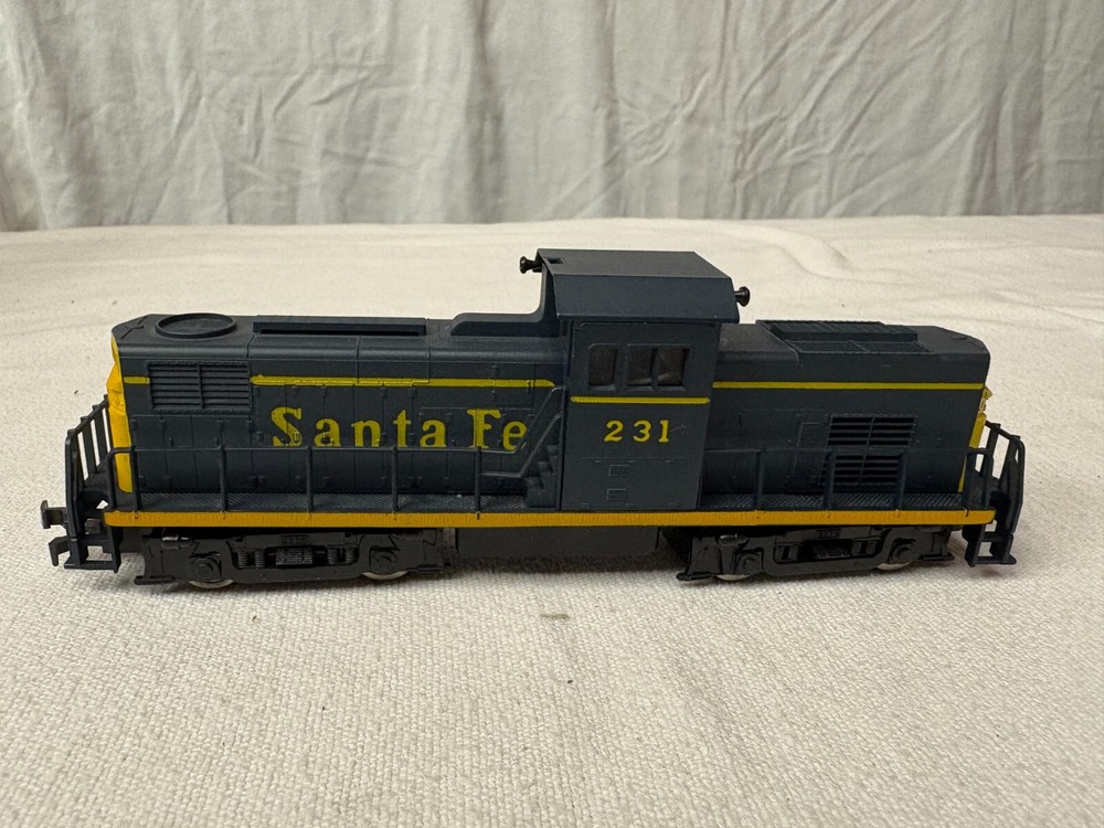 HO Santa Fe #231 Powered Locomotive - Tested