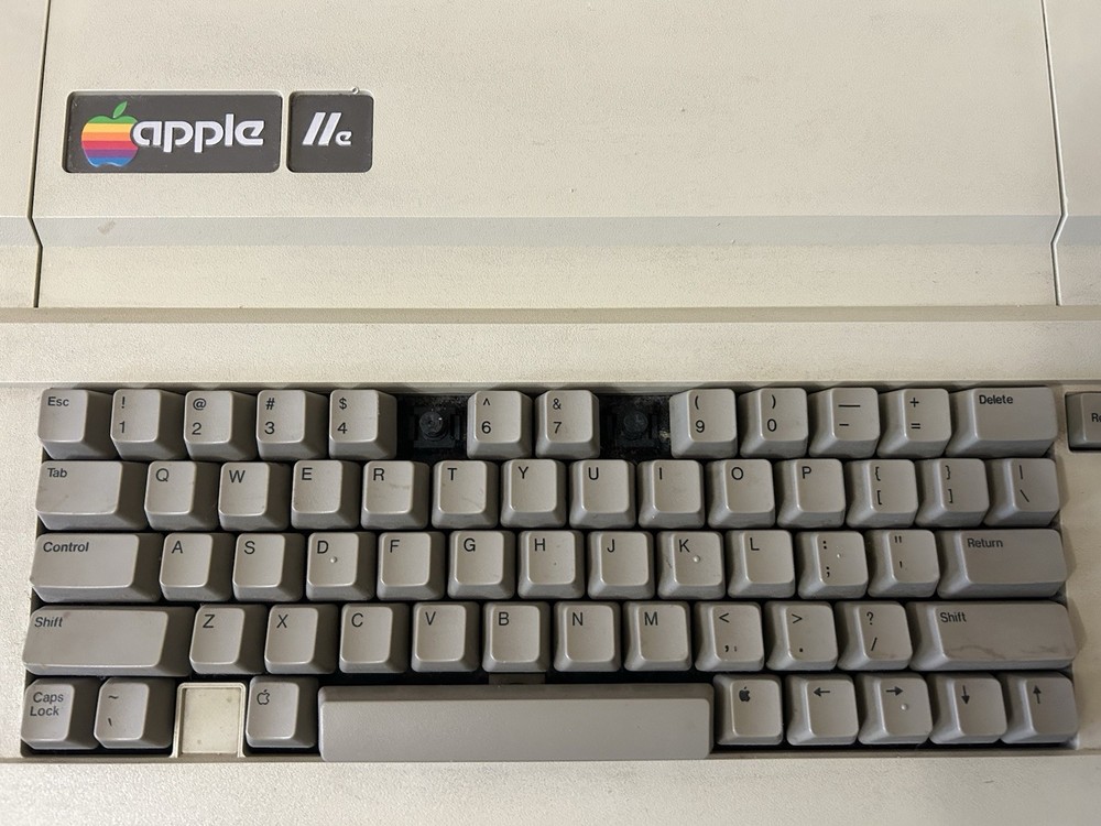 Vintage! 1984 APPLE IIe (A2S2064)COMPUTER **Powers On** Working!! Missing Keys