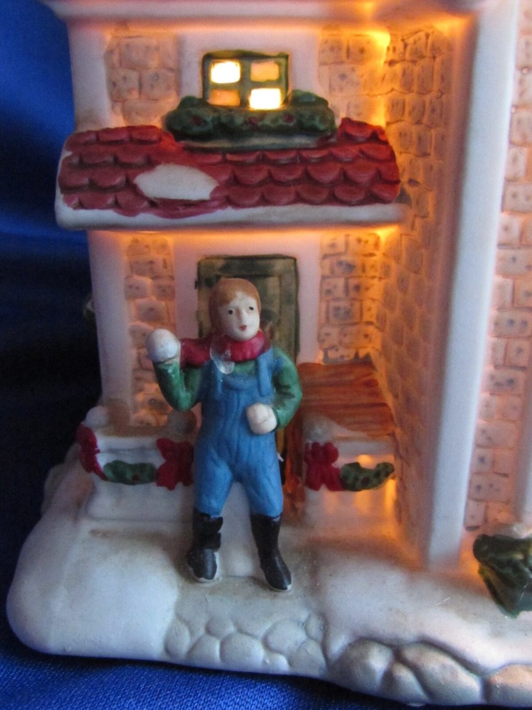 VICTORIAN VILLAGE COLLECTIBLES CHATWSWORTH POINTE LIGHTHOUSE 2000 EDITION EUC