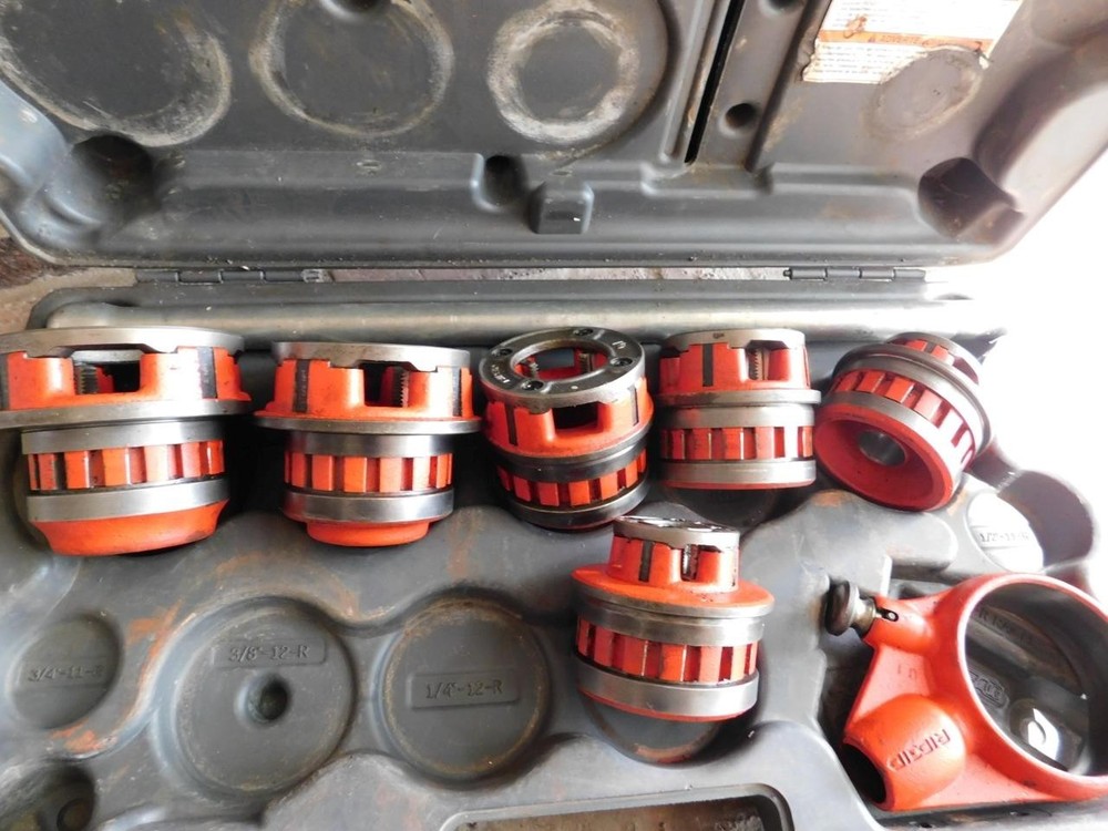 RIDGID 700 PIPE THREADER THREADING MACHINE WITH 6 DIES 1/2" TO 2" WITH CASE