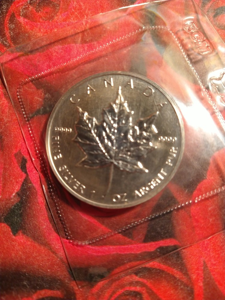 1989 $5 **SILVER** CANADA MAPLE LEAF QUEEN ELIZABETH IN ORIGINAL PLASTIC CASING