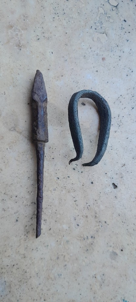medieval arrowhead and holder.