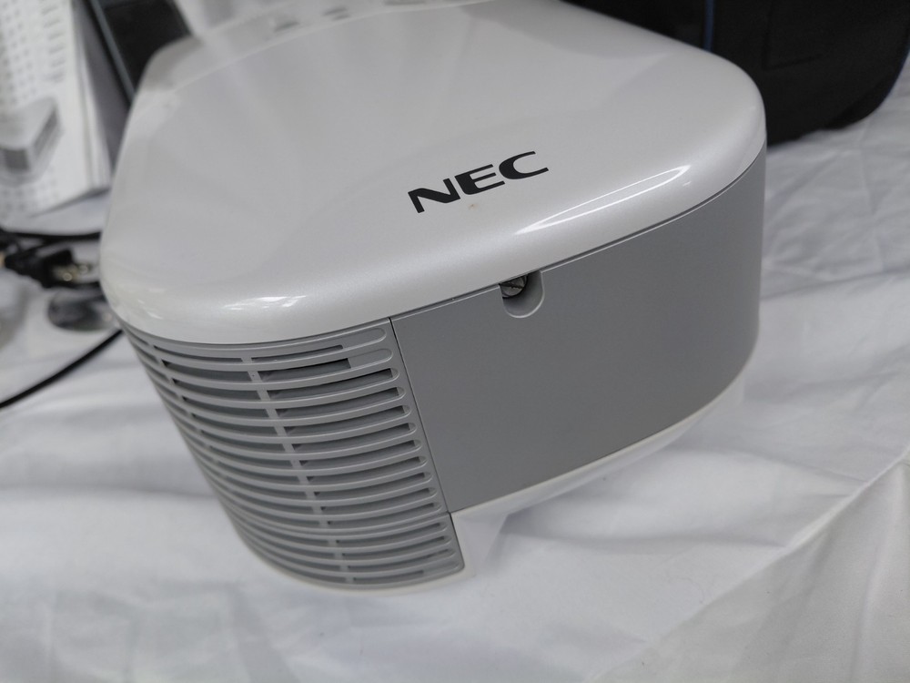 NEC LT 180 Projector