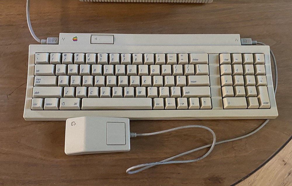 MACINTOSH SE, 1MBYTE RAM, 800K DRIVE, 20SC HARD DISK, POWERS UP, NEEDS REPAIRS
