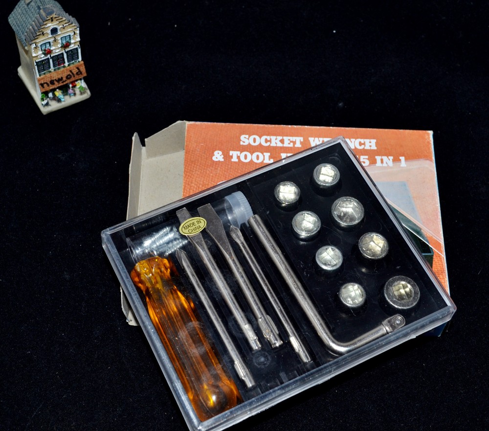 SOCKET WRENCH & TOOL KIT SET 15 IN 1 – New /  box.